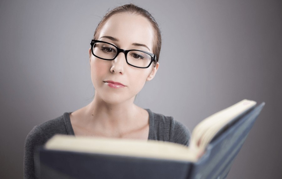 une femme qui lit un livre