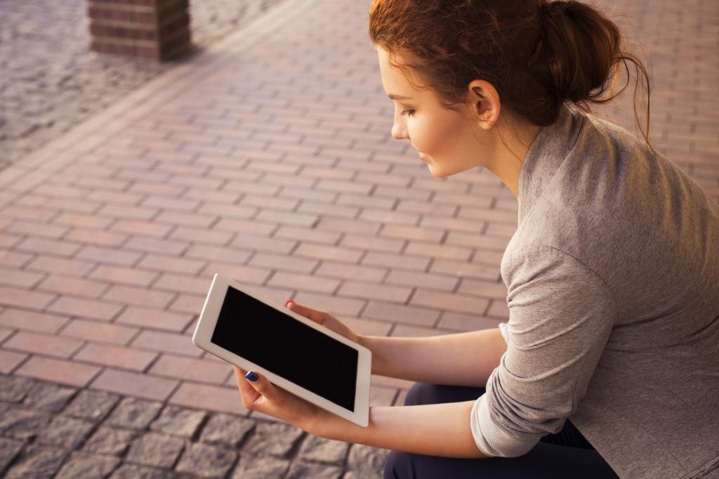 femme avec tablette