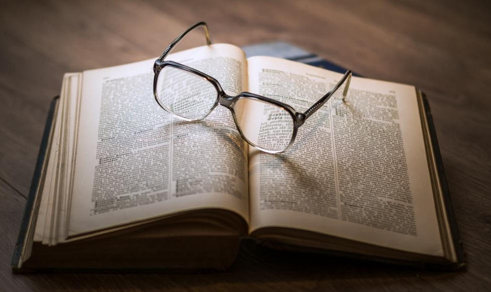 livre et lunettes