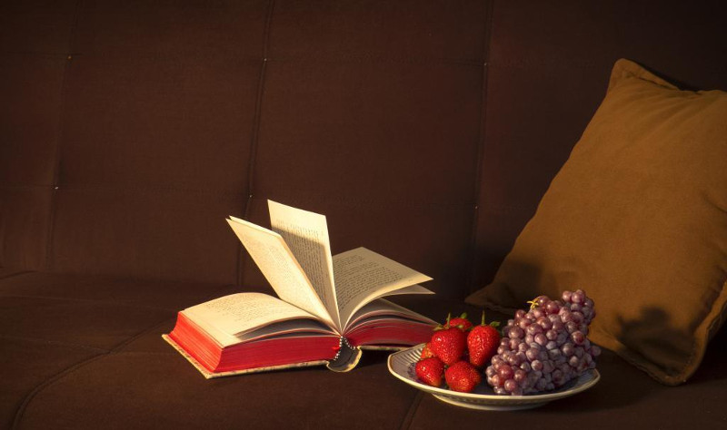 livre et raisin