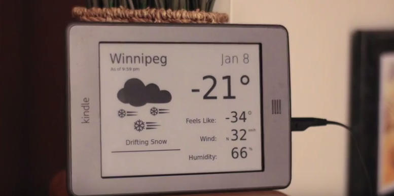 une liseuse kindle qui affiche la météo