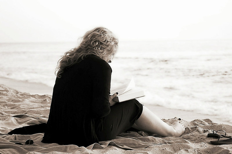 lecture d'un livre à la plage