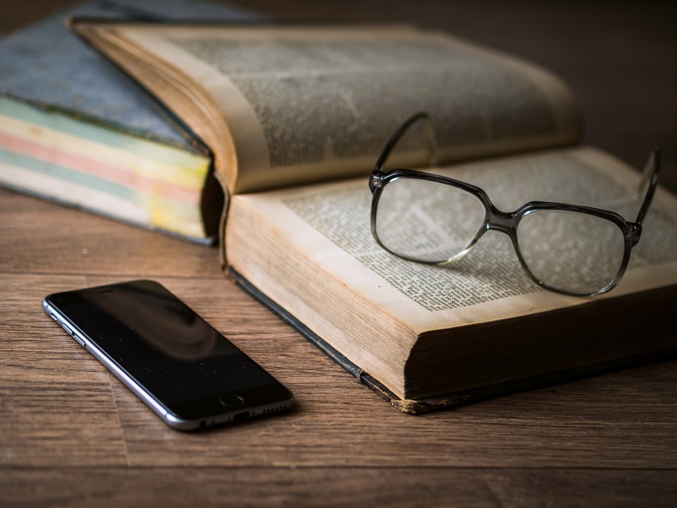 lecture, livres, smartphone