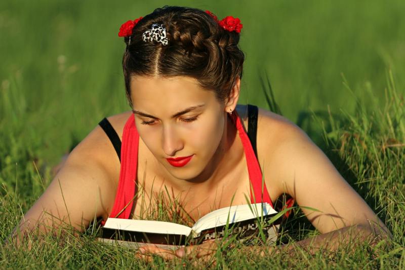 fille femme avec livre nature