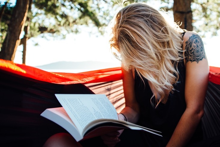 femme qui lit un livre nature