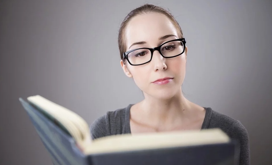 femme avec un livre