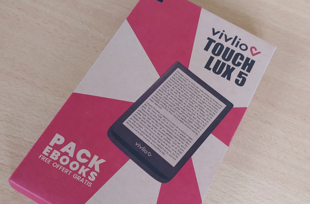 Packaging et présentation de la liseuse Vivlio Touch Lux 5 Vivlio est une marque française qui adapte et distribue les liseuses de la marque Pocketbook en France. On retrouve donc une liseuse de conception Pocketbook avec quelques spécificités Vivlio. La première différence vient dans l’emballage. Le packaging Vivlio est en carton recyclé et s’avère simple tout en protégeant parfaitement la liseuse. On trouve dans la boîte la liseuse, un câble de chargement micro-USB et un petit manuel de mise en route rapide (un manuel complet de la liseuse est disponible sous la forme d’un ebook dans la bibliothèque de la liseuse). C’est simple, efficace et on peut tout de suite démarrer et utiliser la liseuse. La liseuse est conçue dans une matière plastique matte douce au touché mais qui a le défaut de faire apparaître des traces de doigts. Le boîtier de la liseuse a des arêtes moins douces que chez la concurrence. Cela créé un style différent, mais cela peut surprendre lors de la prise en main. Ceci étant dit, je ne considère pas cela comme un problème puisque le principal intérêt du plastique utilisé est qu’il soit confortable, ce qui est le cas. Le dos de la liseuse est légèrement bombé et on retrouve un écran E Ink de 6 pouces. L’écran est tactile avec éclairage ce qui n’a pas empêché Vivlio de proposer des boutons sous l’écran. On a donc quatre boutons : deux pour tourner les pages, un pour accéder aux options en cours de lecture et un autre pour retourner à l’accueil. On n’y pense pas toujours, mais je trouve que ces boutons sont très pratiques et je me surprends à les utiliser rapidement, alors que je suis surtout habitué aux liseuses sans bouton. Sur la tranche basse de la Touch Lux 5 on a un bouton marche / arrêt, un port d’extension pour cartes MicroSD (jusqu’à 32Go) et la prise pour brancher le câble micro-USB. La liseuse propose 8 Go de stockage, ce qui est largement suffisant, même pour les gros lecteurs de livres que nous sommes. À noter qu’un pack d’ebooks gratuits est fourni avec la liseuse Touch Lux 5. Pour bénéficier de ces ebooks, il faut se connecter avec un compte (ou en créer un). Après la connexion, vous recevrez un email qui explique tout. On a donc une liseuse de bonne facture qui plus est fournie avec des livres. La première impression est donc très bonne, surtout que la liseuse est beaucoup plus réactive que la précédente Touch Lux 4.
