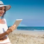 femme avec une tablette à la plage
