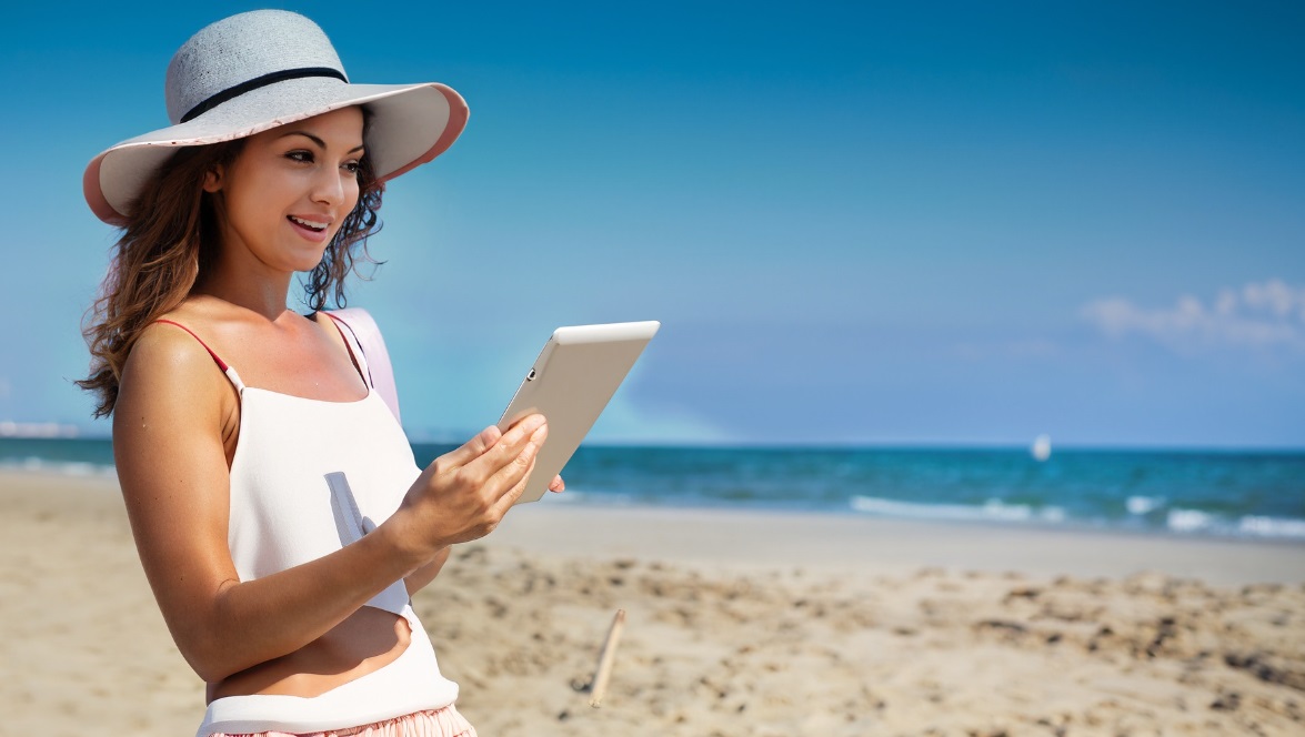 femme avec une tablette à la plage