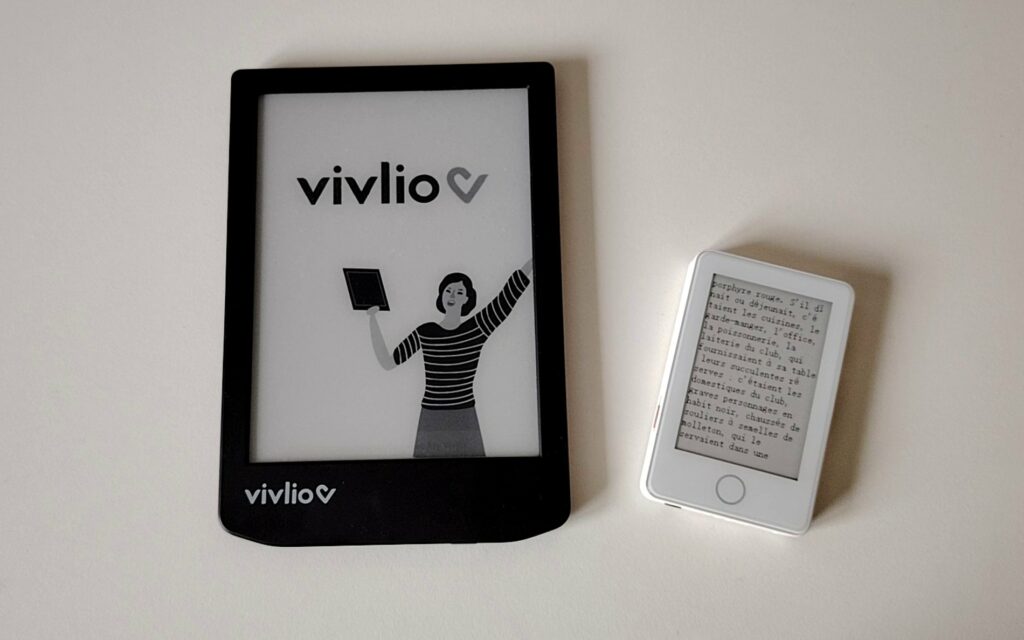 mini liseuse de 2,7 pouces à côté d'une liseuse de 6 pouces