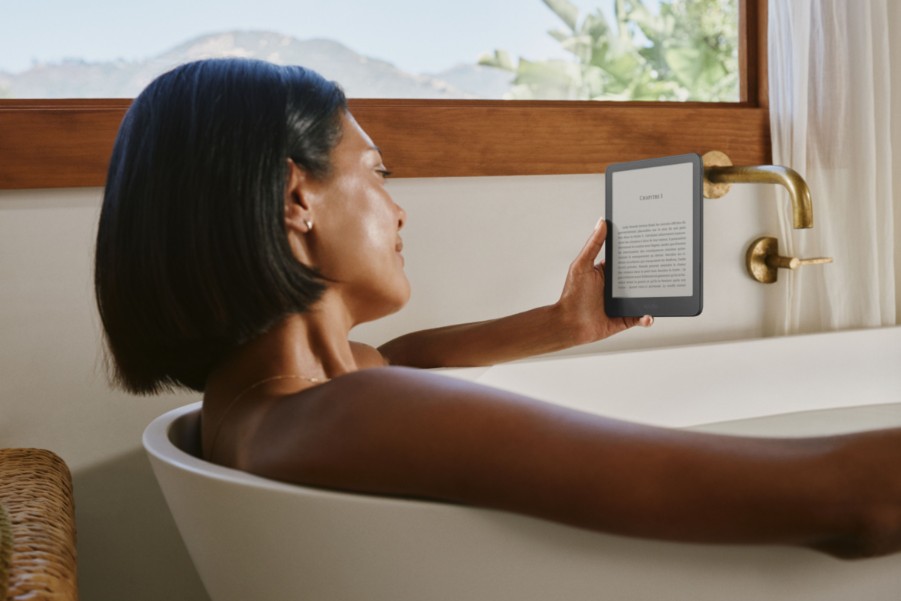 femme dans un bain avec une nouvelle liseuse Kindle Paperwhite de 2026