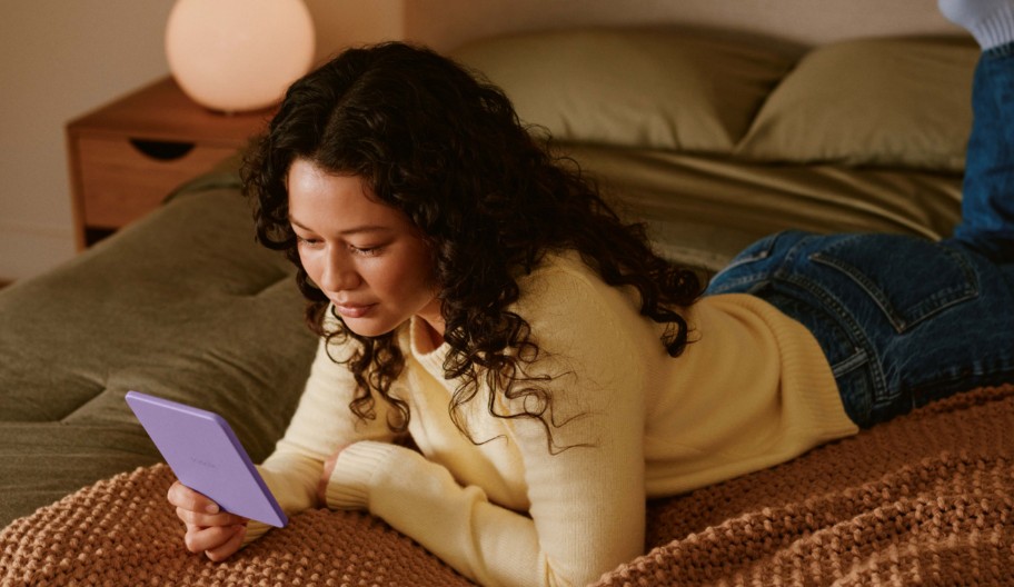 jeune femme qui utilise une liseuse Kindle 2026